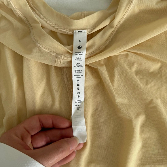 🆕💛 Lululemon Lightweight Mesh Reversible Yoga Tee Prosecco - Picture 9 of 10